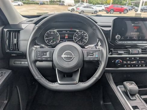 Used 2025 Nissan Pathfinder SV FWD image 23