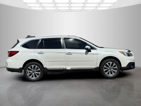 Used 2017 Subaru Outback 2.5i Touring image 3