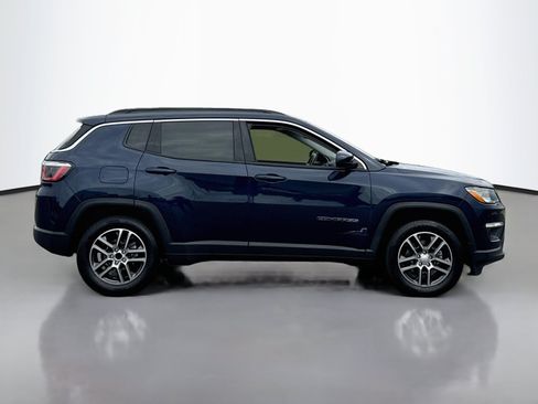 Used 2018 Jeep Compass Latitude w/ Safe & Security Group FWD image 8