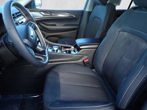 Used 2023 Jeep Grand Cherokee Laredo image 11