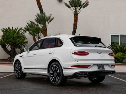 Used 2025 Bentley Bentayga image 34