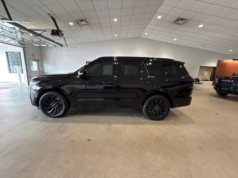 Used 2025 Lincoln Navigator Reserve w/ Jet Appearance Package AWD/4WD image 4