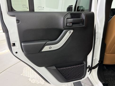 Used 2018 Jeep Wrangler Unlimited Rubicon w/ Connectivity Group AWD/4WD image 23