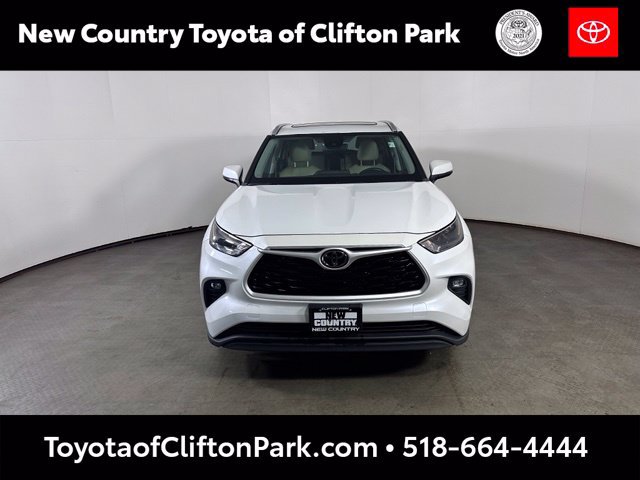 Used 2022 Toyota Highlander XLE AWD/4WD image 2