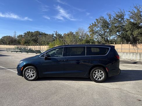 Used 2023 Chrysler Pacifica Touring-L image 6