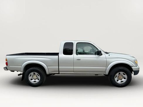 Used 2004 Toyota Tacoma PreRunner RWD image 2