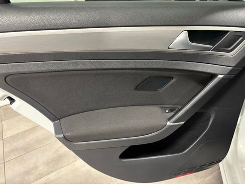 Used 2016 Volkswagen Golf S image 17