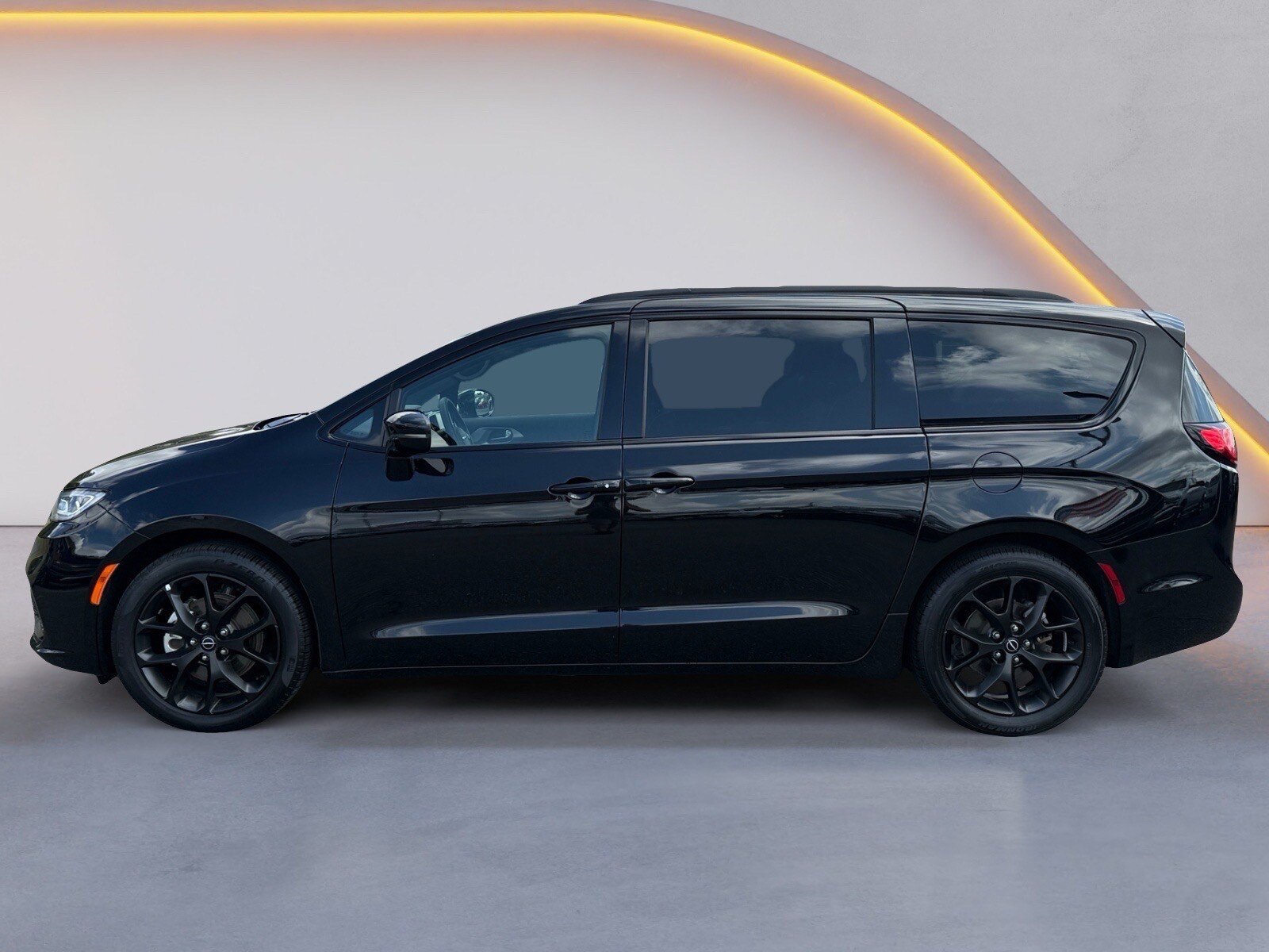 Used 2025 Chrysler Pacifica Limited FWD image 6