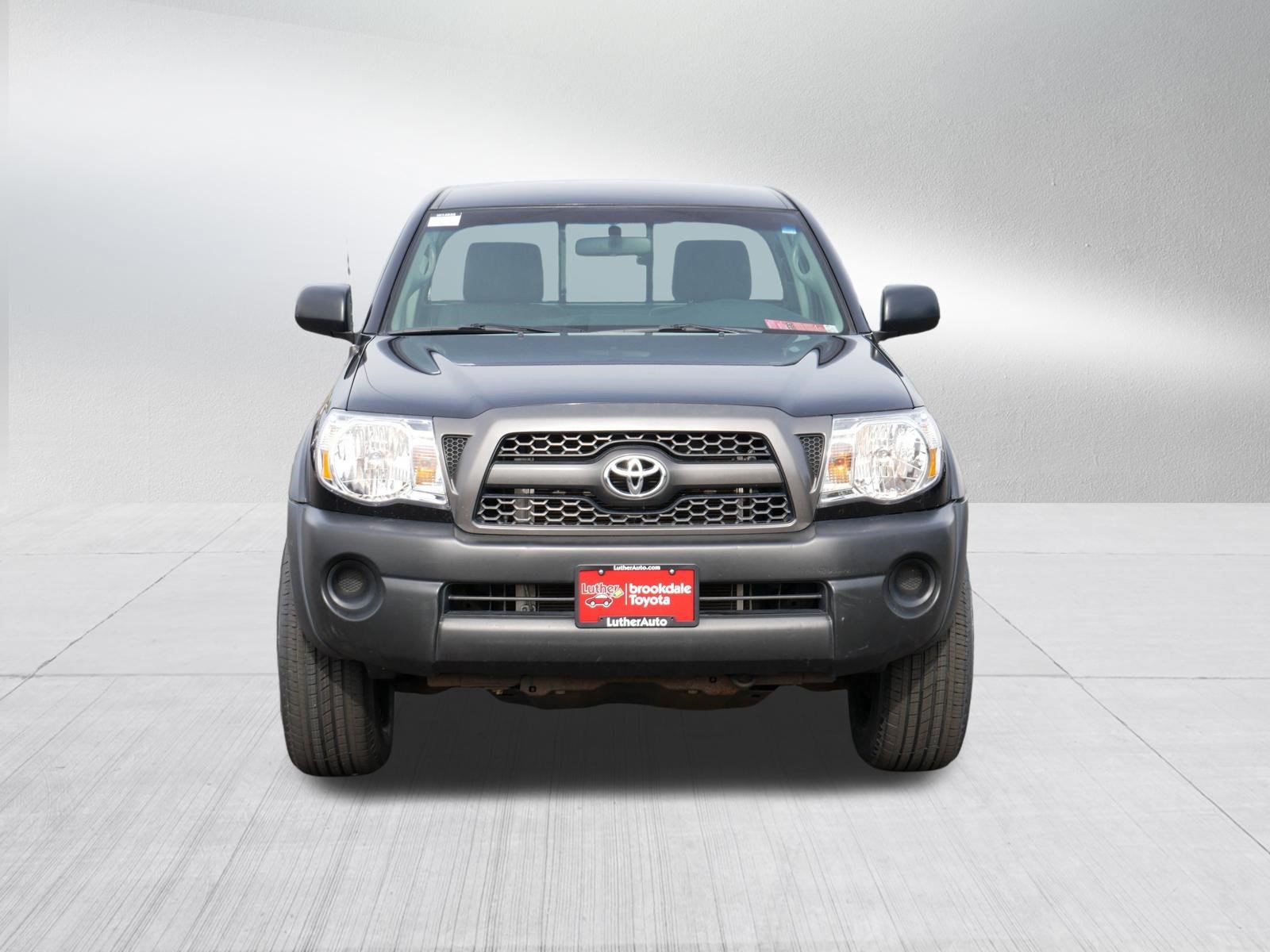 Used 2011 Toyota Tacoma 4x4 Regular Cab image 2