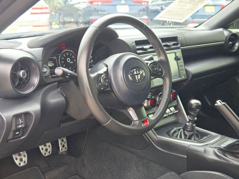 Used 2024 Toyota GR86 Premium image 10