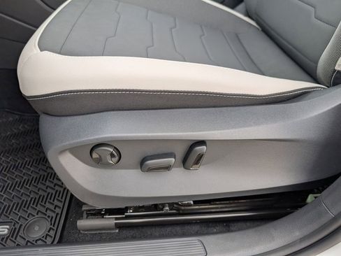 New 2026 Volkswagen Taos SE image 13