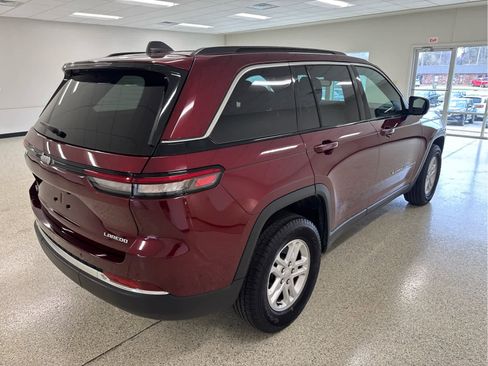 Used 2024 Jeep Grand Cherokee Laredo AWD/4WD image 7