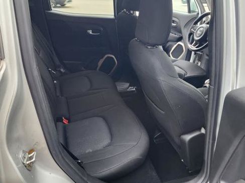 Used 2015 Jeep Renegade Latitude FWD image 16