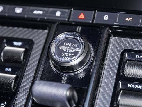 Used 2025 Aston Martin V8 Vantage Coupe image 25