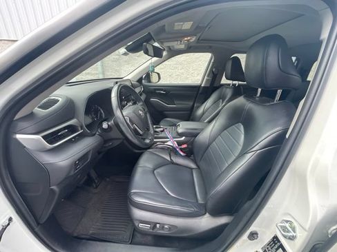Used 2022 Toyota Highlander XLE AWD/4WD image 11