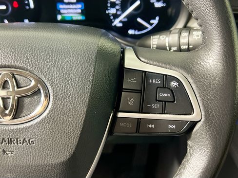 Used 2024 Toyota Sienna XLE FWD image 19