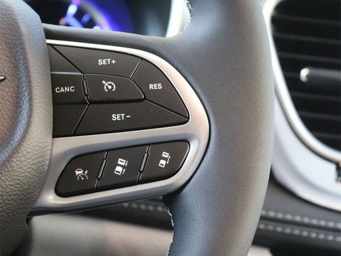 Used 2023 Chrysler Pacifica Touring-L image 12