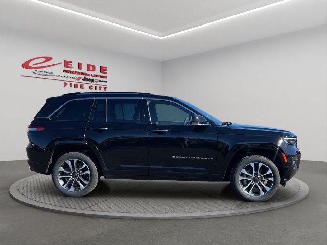 Used 2023 Jeep Grand Cherokee Overland w/ Luxury Tech Group IV AWD/4WD image 11