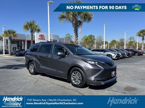 Used 2023 Toyota Sienna XLE image 1