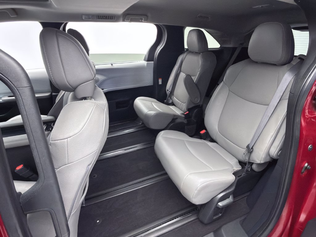 Used 2025 Toyota Sienna XLE w/ XLE Plus Package AWD/4WD image 41