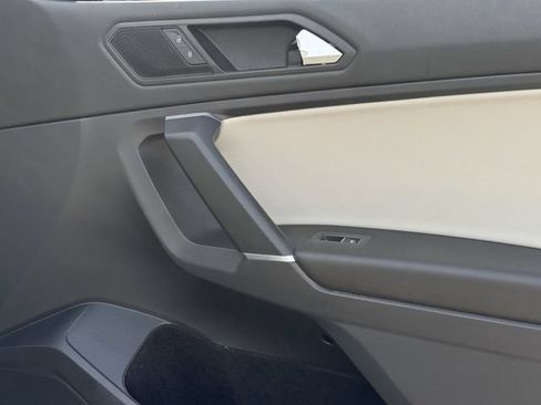 Used 2020 Volkswagen Tiguan SE w/ Panoramic Sunroof Package FWD image 27