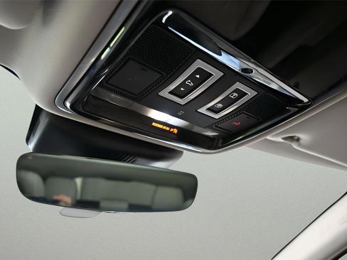 Used 2018 Land Rover Range Rover Velar R-Dynamic SE AWD/4WD image 35