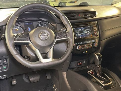 Used 2020 Nissan Rogue SV image 16
