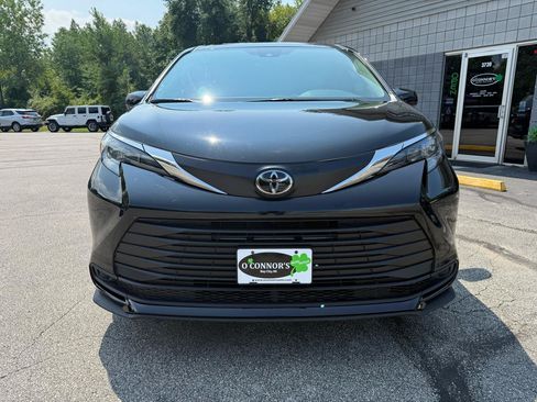 Used 2026 Toyota Sienna XLE FWD image 8