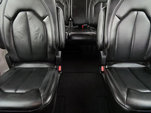 Used 2023 Chrysler Pacifica Touring-L image 13