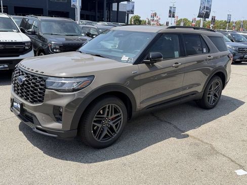 New 2026 Ford Explorer ST-Line w/ ST-Line Street Pack RWD image 3