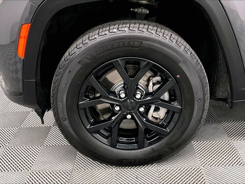 Used 2024 Jeep Grand Cherokee L Altitude AWD/4WD image 10