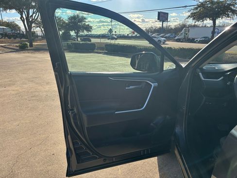 Used 2019 Toyota RAV4 XLE w/ Convenience Package image 12