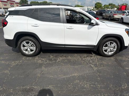 Used 2024 GMC Terrain SLE w/ Driver Convenience Package FWD image 4