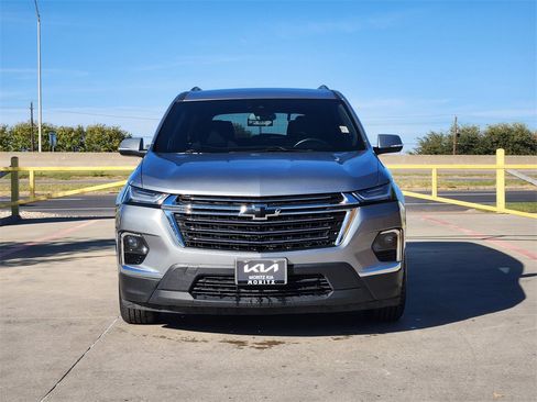 Used 2023 Chevrolet Traverse LT image 2