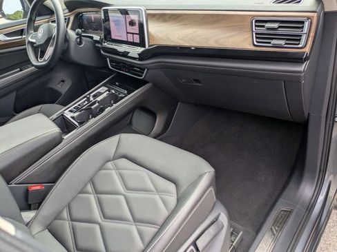Used 2025 Volkswagen Atlas SE image 20