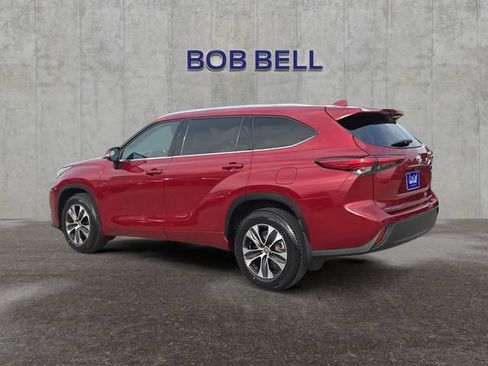 Used 2020 Toyota Highlander XLE AWD/4WD image 3