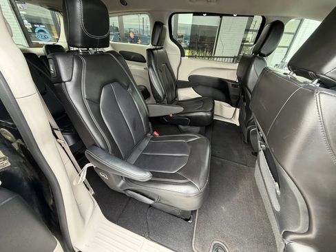 Used 2023 Chrysler Pacifica Touring-L FWD image 15
