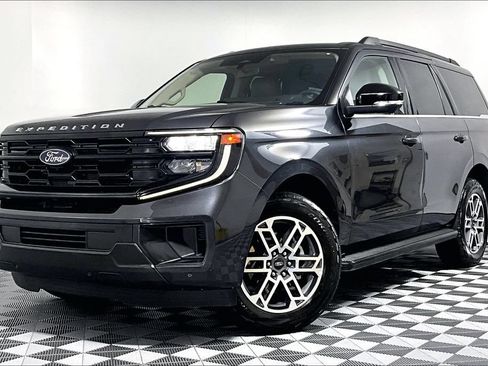 Used 2025 Ford Expedition Active AWD/4WD image 2