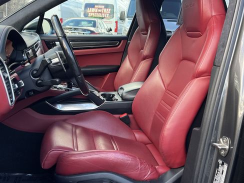 Used 2021 Porsche Cayenne Turbo image 11