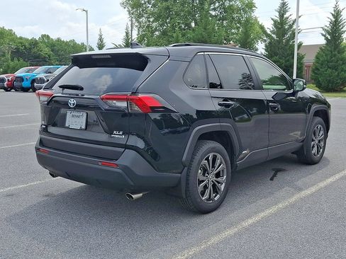 Used 2022 Toyota RAV4 XLE Premium AWD/4WD image 4