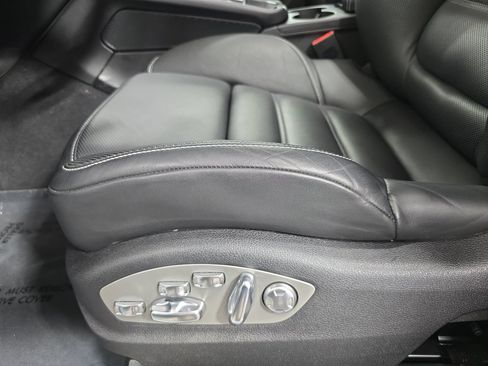 Certified 2025 Porsche Macan AWD/4WD image 23