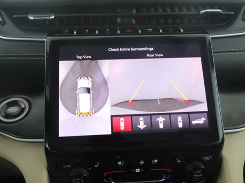 Used 2025 Jeep Grand Cherokee Limited w/ Luxury Tech Group II image 17