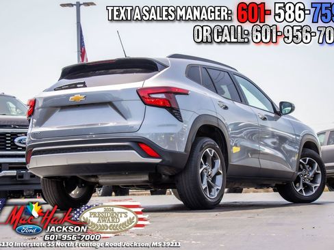 Used 2025 Chevrolet Trax LT FWD image 6