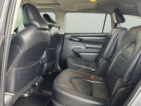 Used 2021 Toyota Highlander XLE image 5