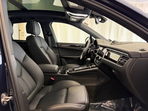 Certified 2023 Porsche Macan AWD/4WD image 16