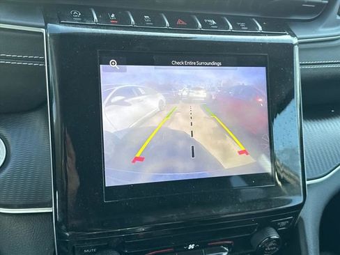 Used 2023 Jeep Grand Cherokee Laredo image 16