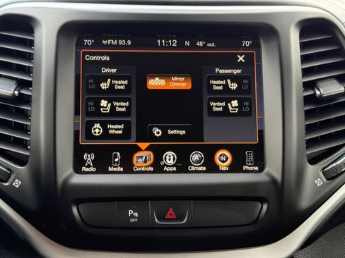 Used 2017 Jeep Cherokee Overland AWD/4WD image 16