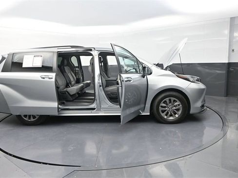 Used 2023 Toyota Sienna XLE image 32