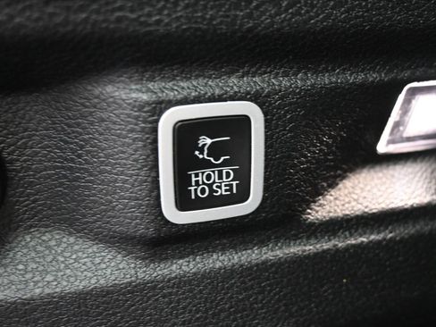 Used 2024 Jeep Grand Cherokee L Limited w/ Luxury Tech Group II image 17