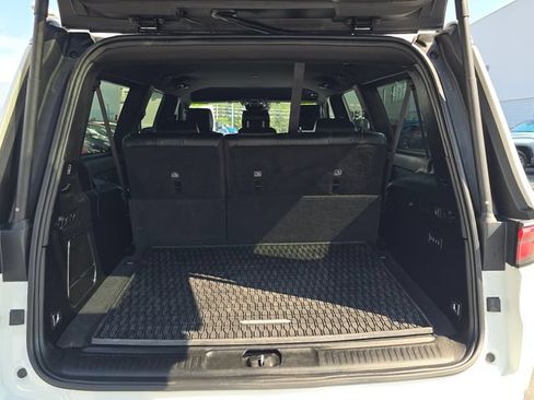 Used 2024 Jeep Wagoneer L Series II w/ Flexible Seating Group RWD image 18
